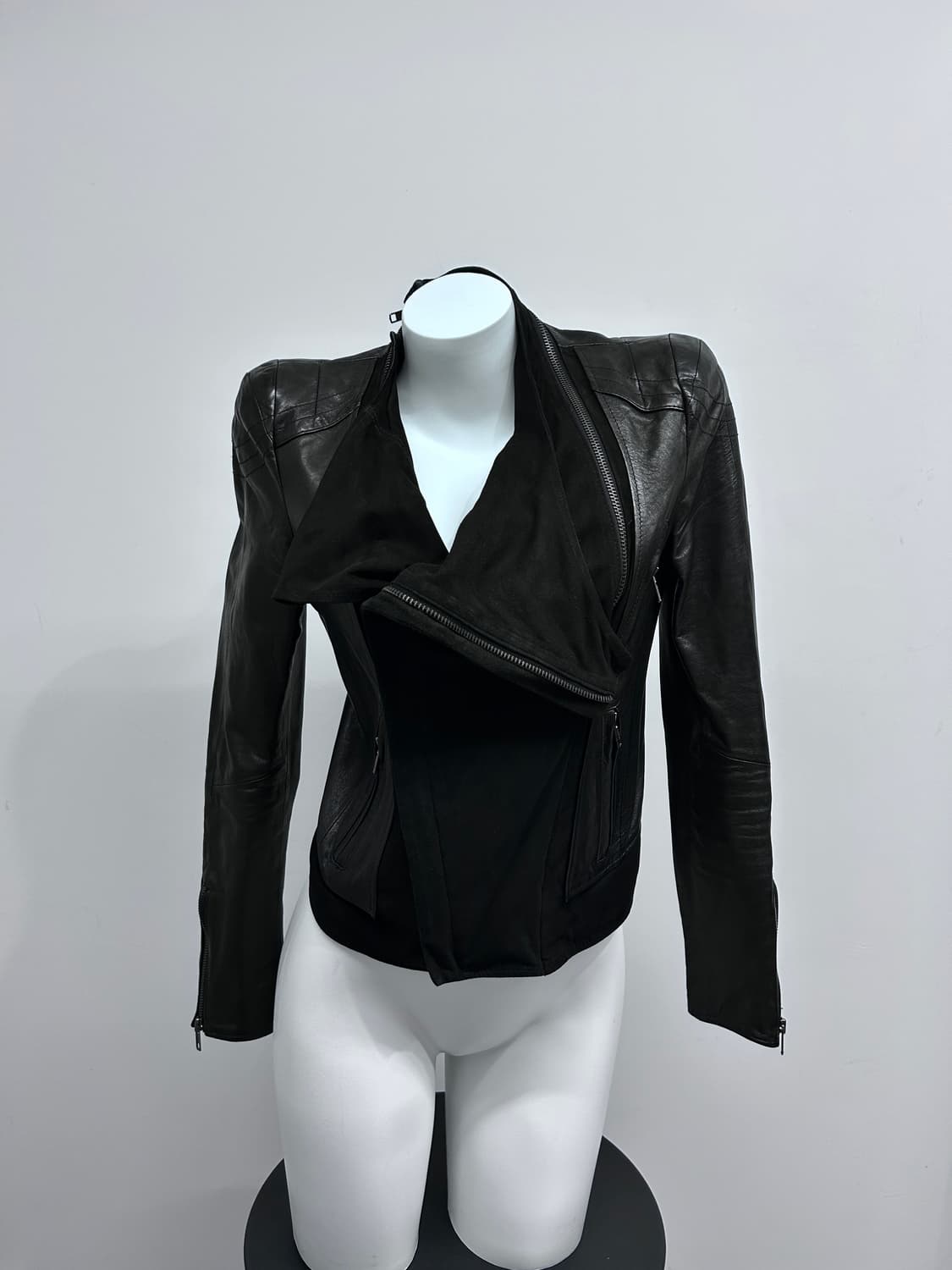 드레이프 넥 풀 오버 지퍼 램스킨 자켓 상품이미지3