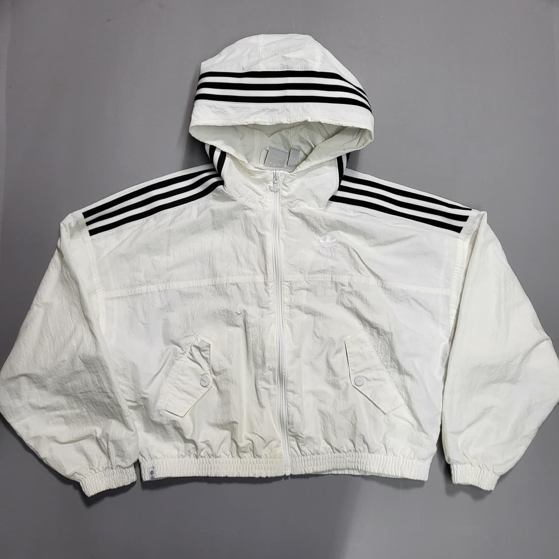 아디다스 빅로고 크롭 우븐 윈드브레이커 상품이미지2