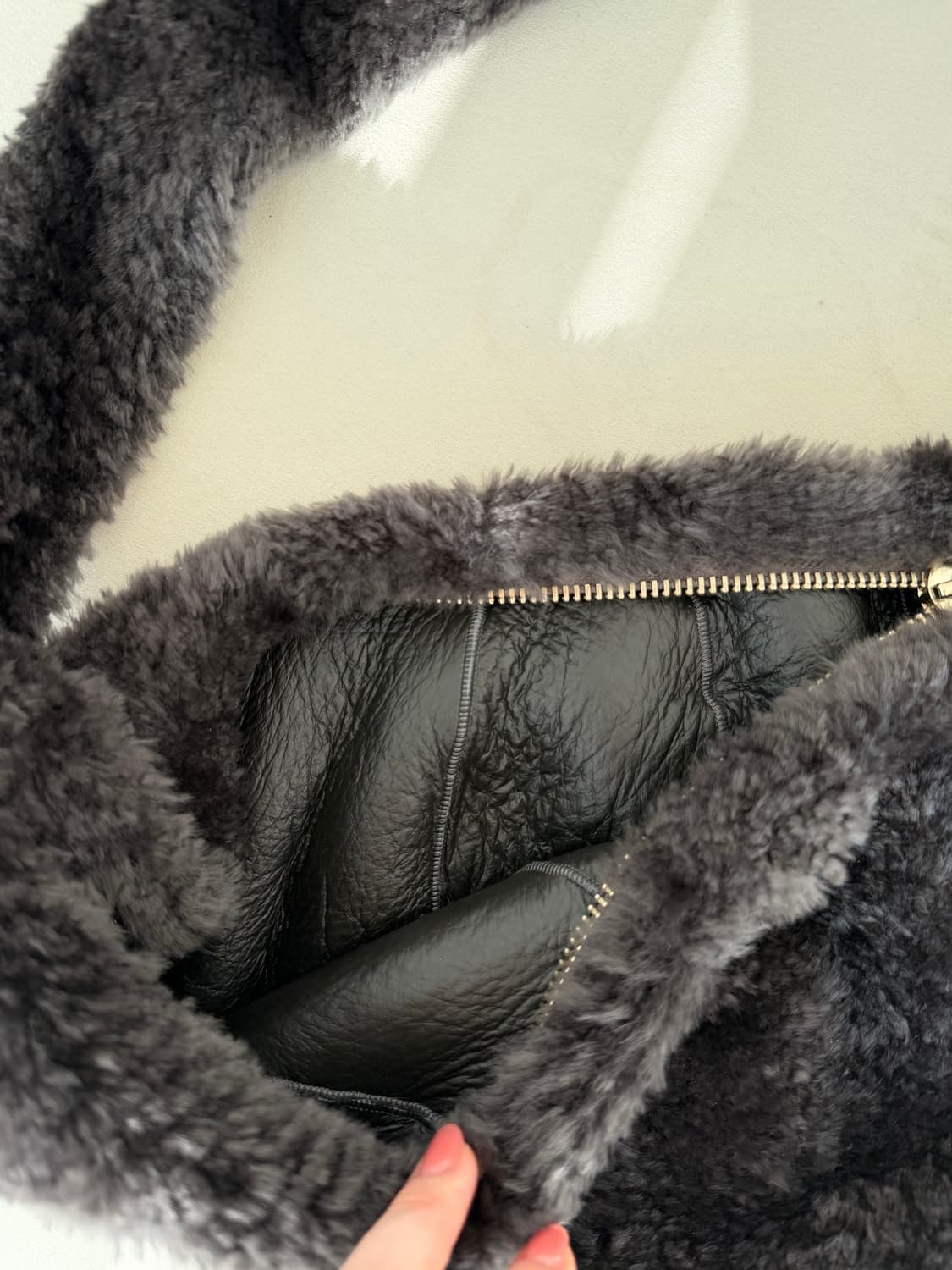 리얼 양100 레더 퍼 크로스백 차콜 상품이미지3