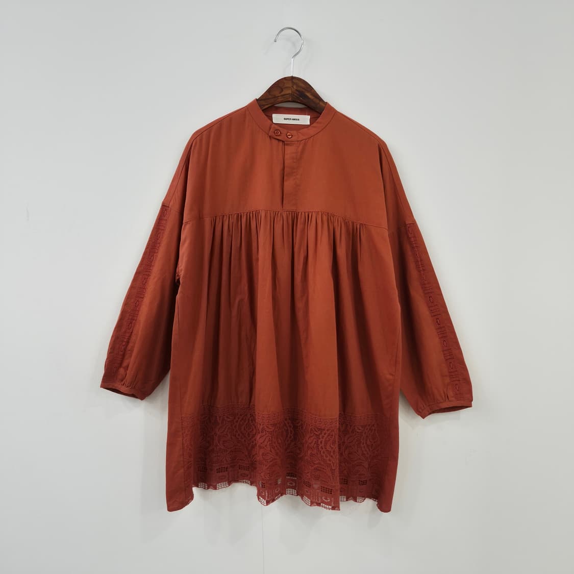 SUPER HAKKA 코튼 셔링 레이스 루즈핏 롱 블라우스 상품이미지1