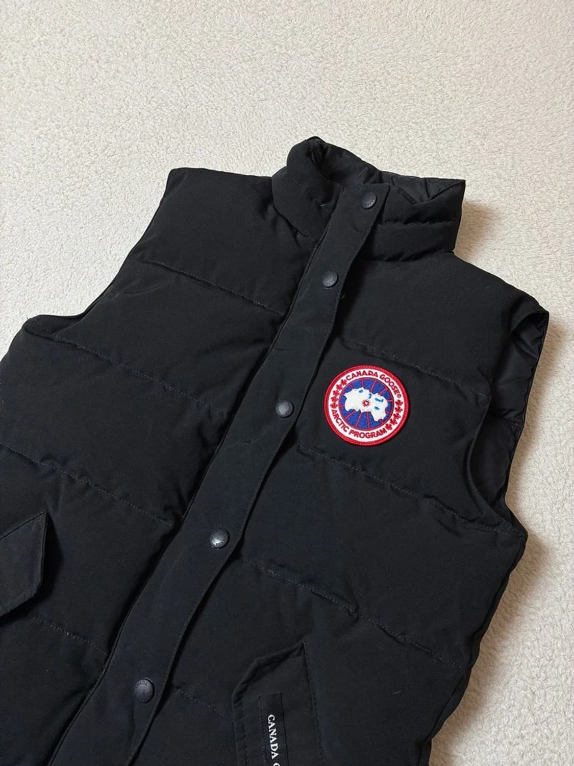 캐나다구스 14FW 경량 로고 와펜 패딩 조끼 PN7733 상품이미지3
