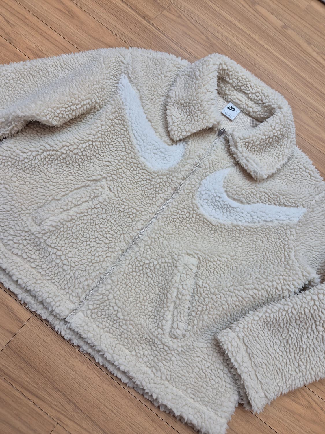 뽀글이 재질의 나이키 쉐르파 자켓입니다. M사이즈이고, 100% 폴리에스 상품이미지1