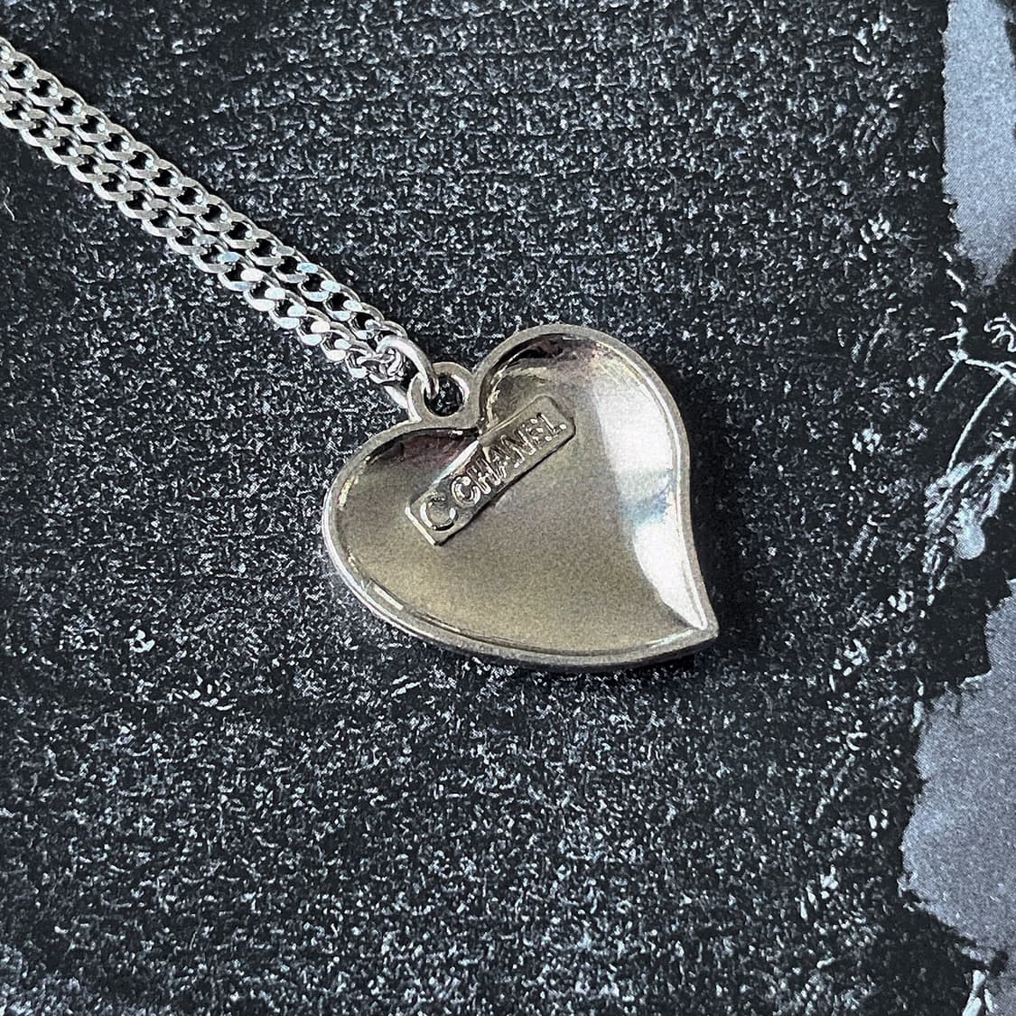 샤넬 레드벨벳 조이 하트 펜던트 업사이클링 실버 목걸이 상품이미지4