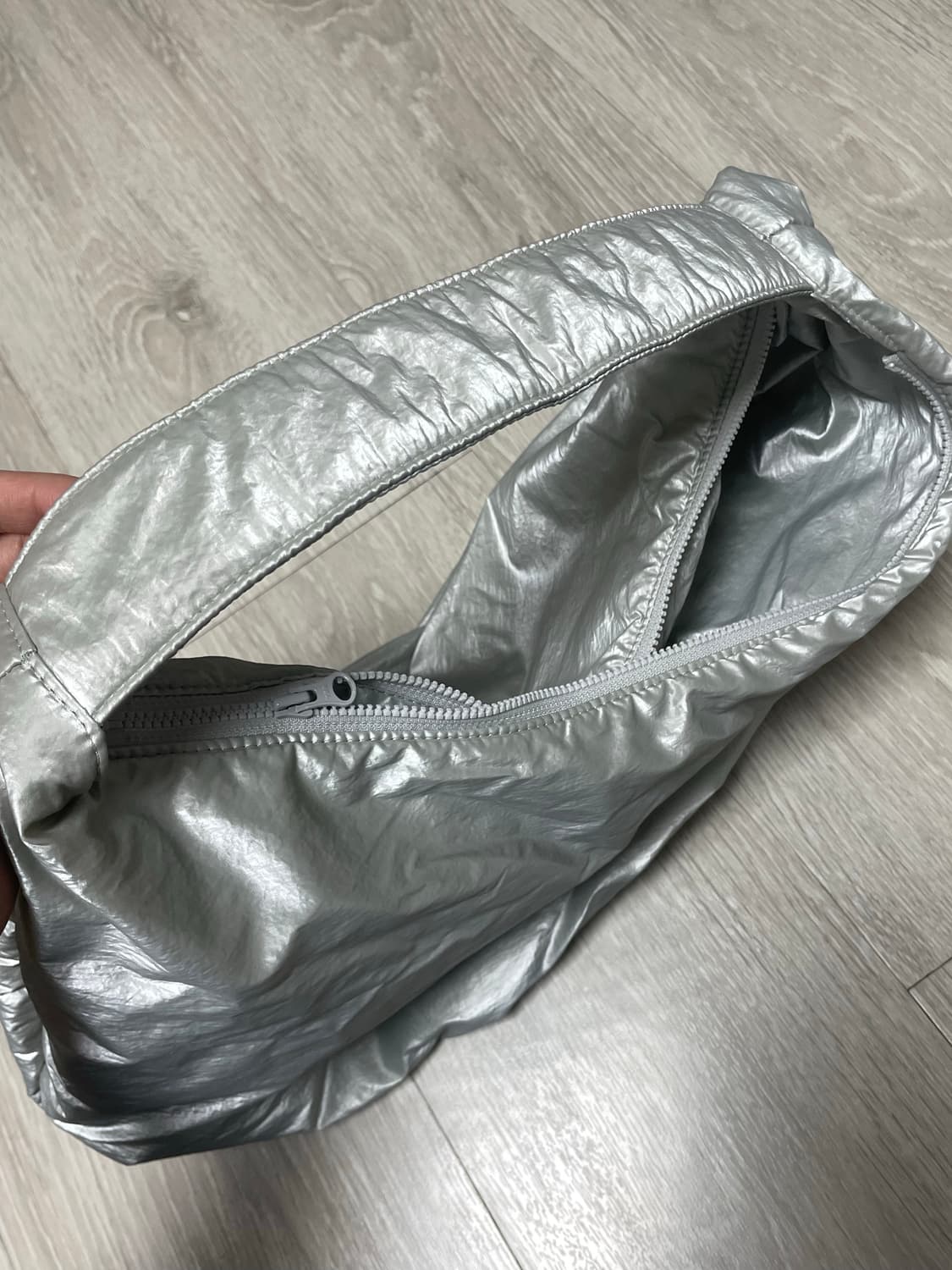 아모멘토 실버 포일 숄더백 상품이미지10