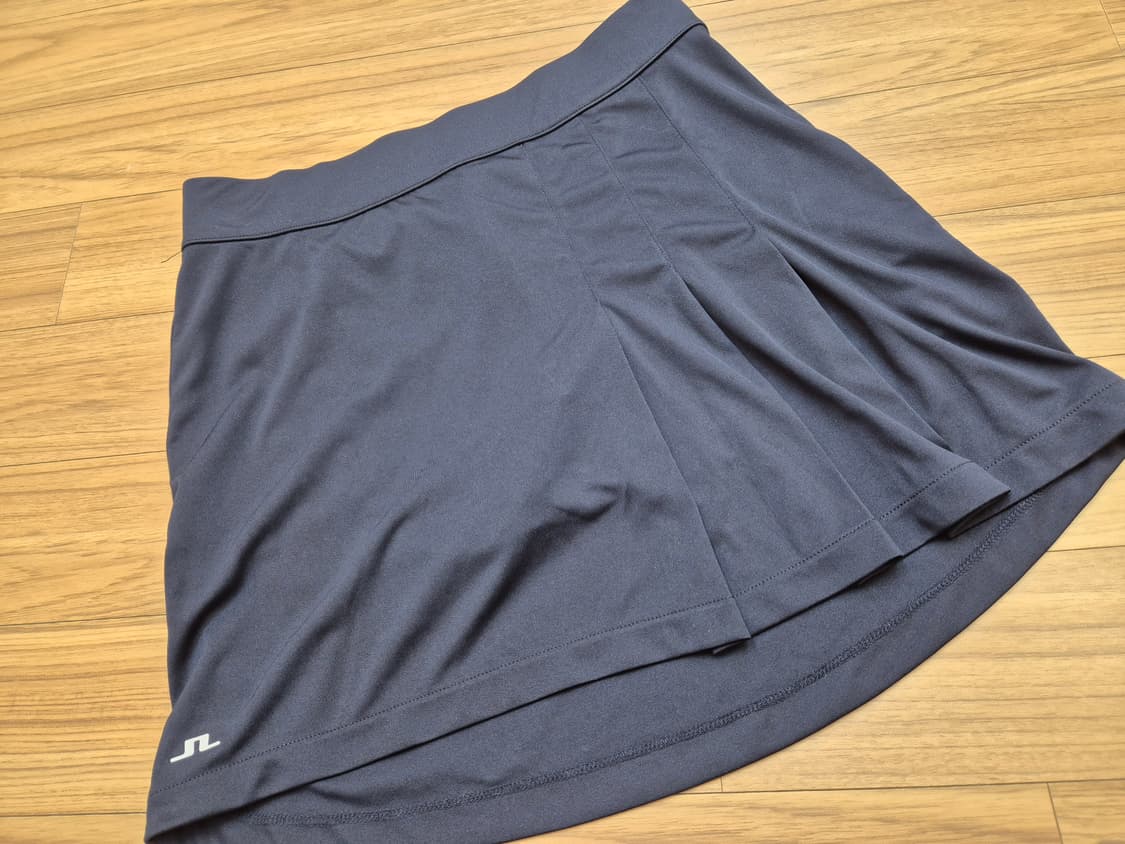 J.Lindeberg 네이비 여성 골프 스커트입니다. 주름이 잡혀있는 디 상품이미지1