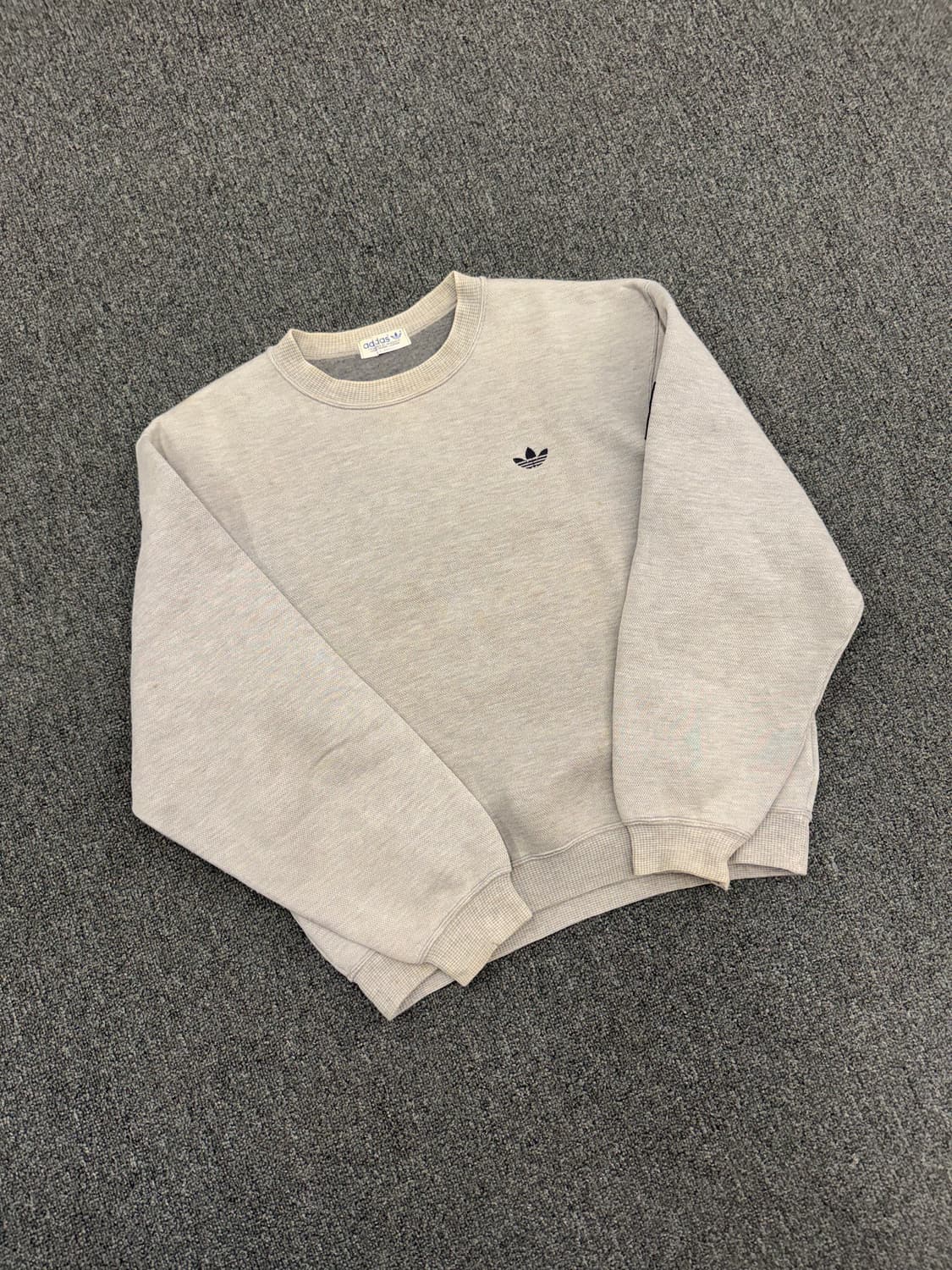 OS)아디다스x데상트 빈티지 그레이 니트 맨투맨 상품이미지1