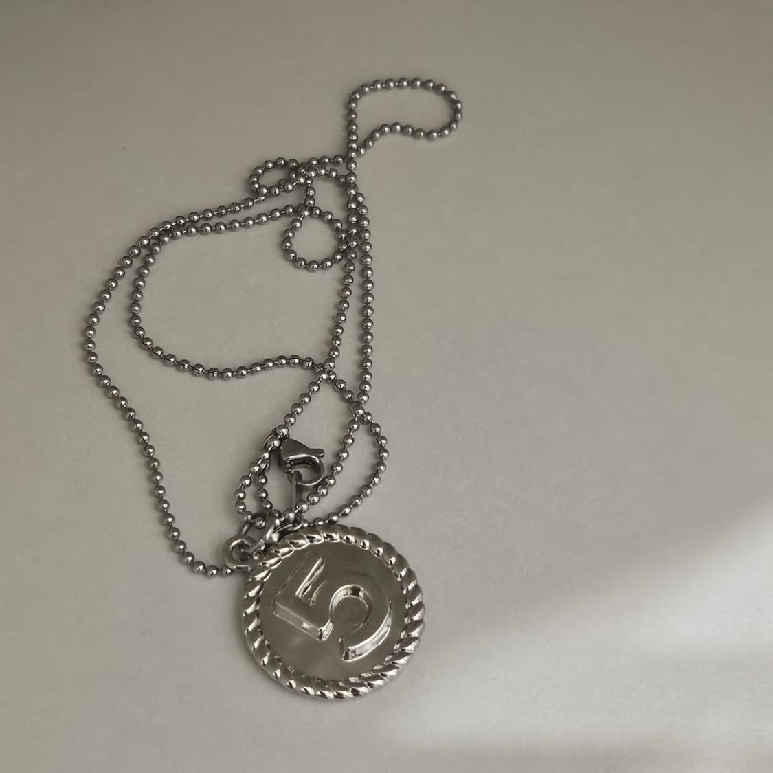 샤넬 넘버5코인 써지컬 목걸이 상품이미지4