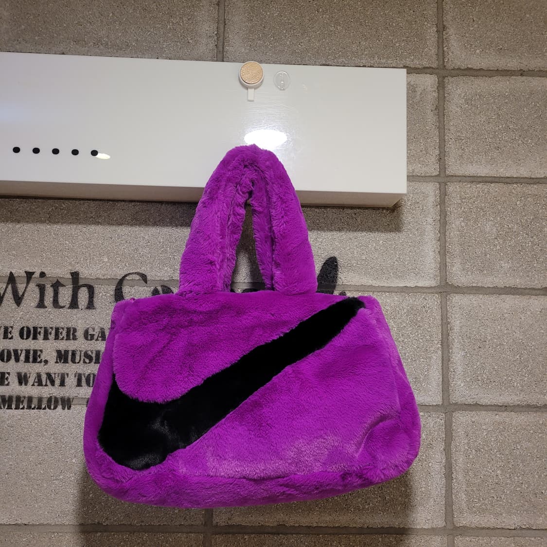 나이키 NSW 퍼 빅스우시 토트백 상품이미지1