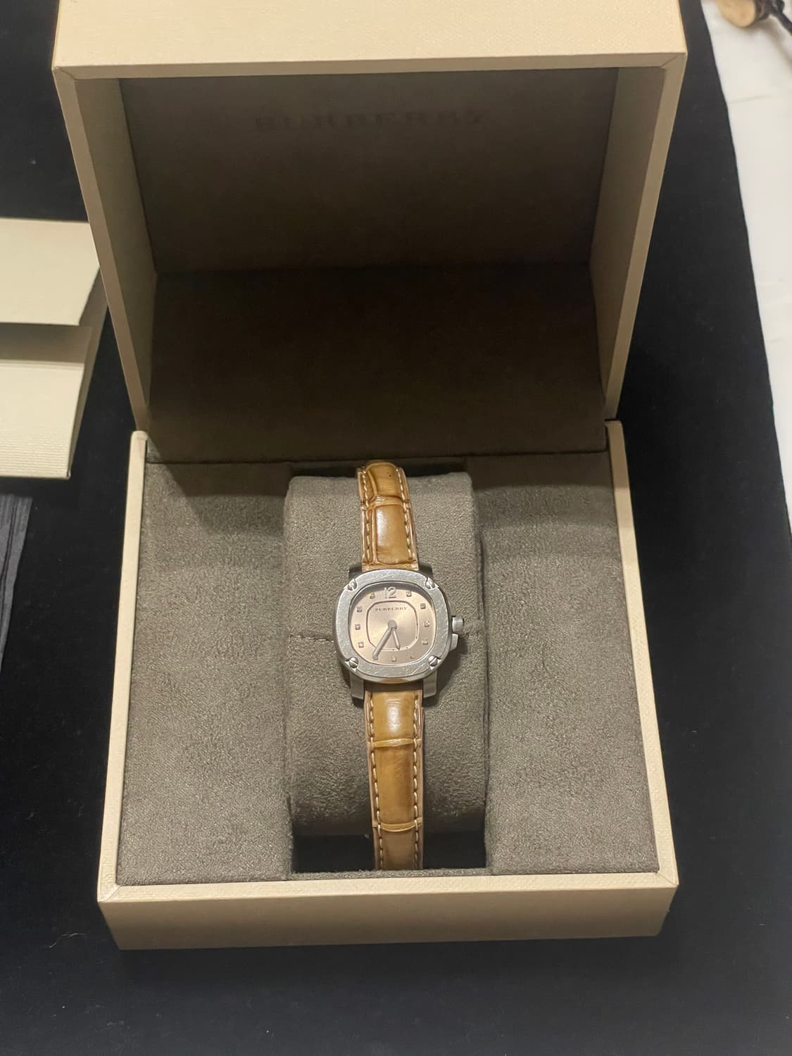 버버리 한정판 베젤 천연 다이아 시계 상품이미지3