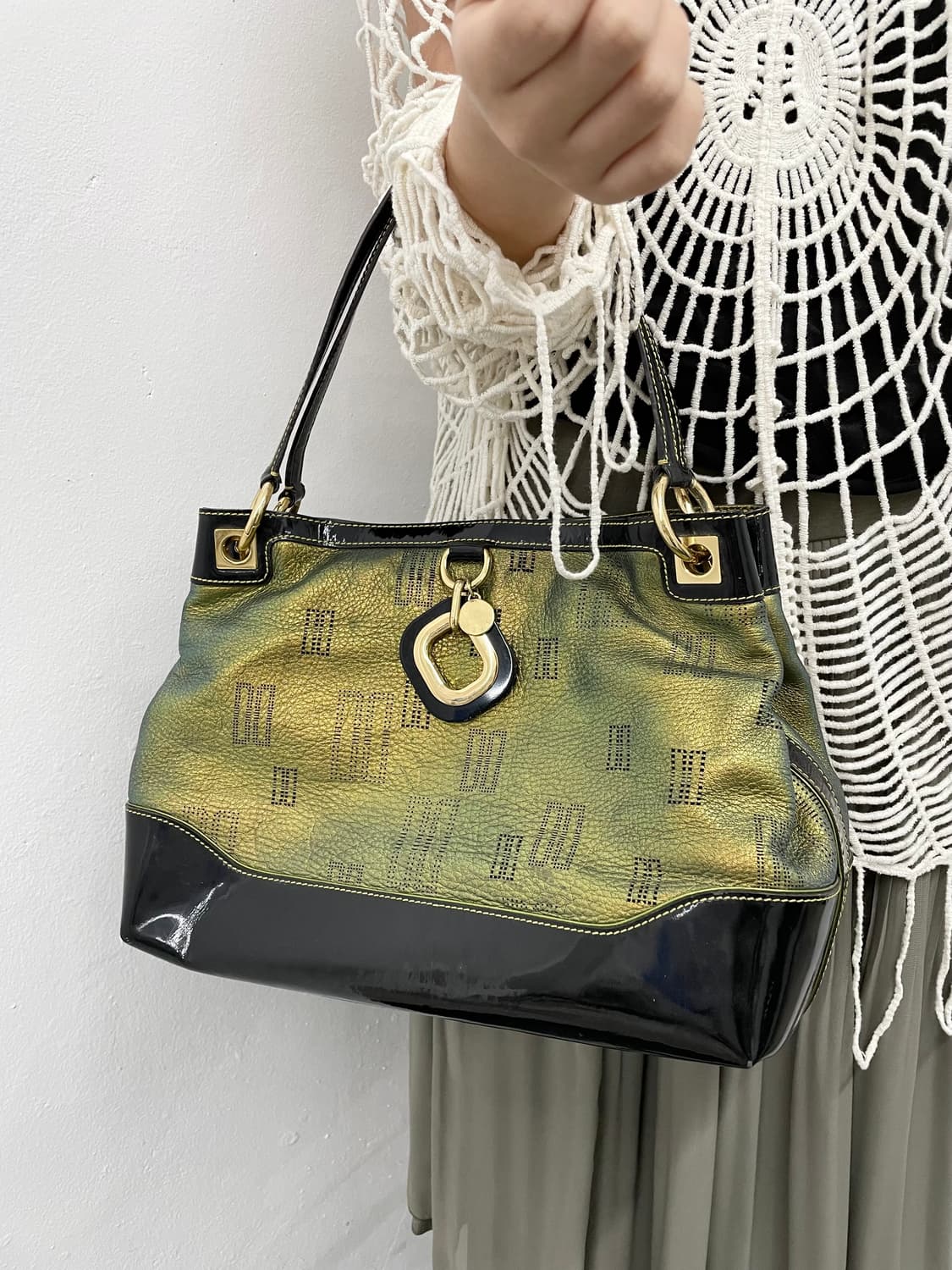 닥스 페어리 로고 참 숄더백 상품이미지1