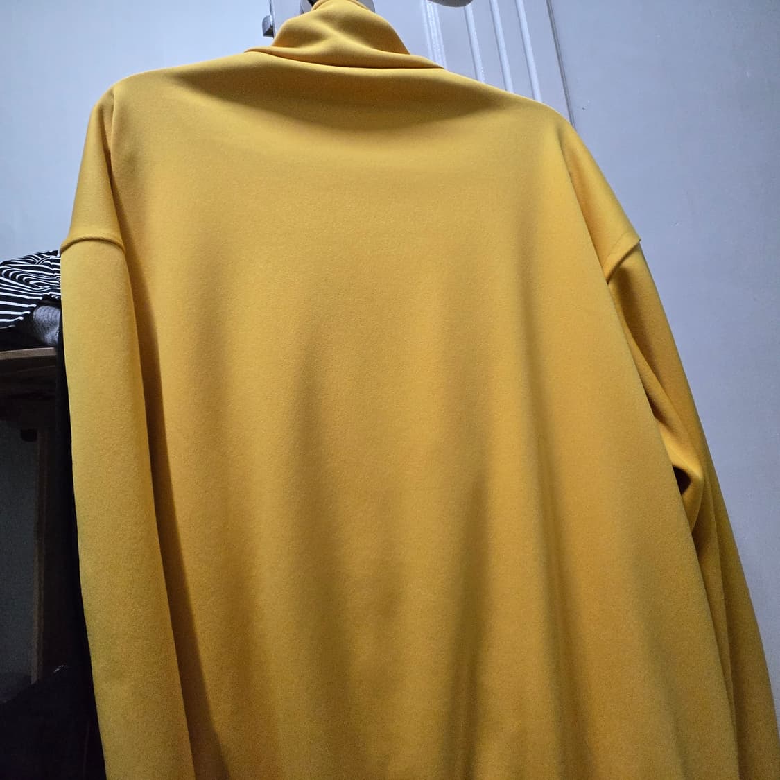 정품 셀린느 옐로우 트랙탑 M 상의 상품이미지3