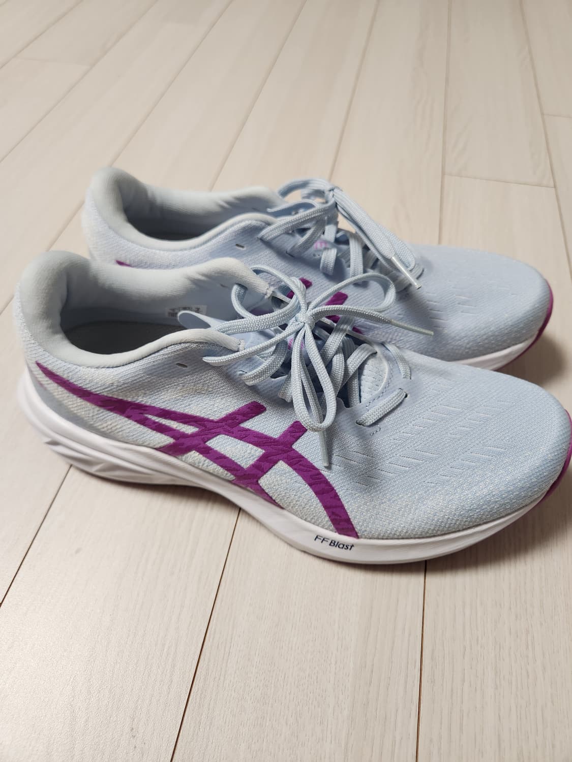 새상품급)아식스 운동화 우먼 다이나블라스트3 러닝화 사이즈250

여성용 상품이미지4