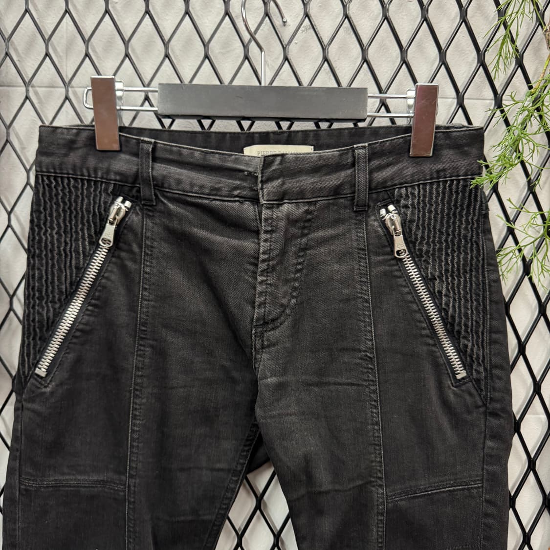 피에르 발망 아코디언 패널 데님 팬츠 지퍼 로고 포인트 블랙 상품이미지3