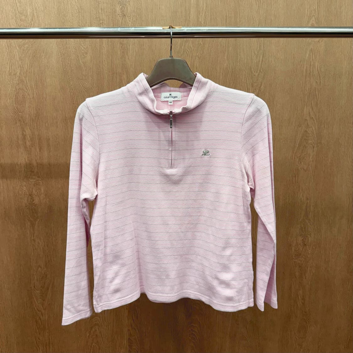 꾸레쥬 스트라이프 하프집업 긴팔 티셔츠 미니 로고 디테일 슬림핏 핑크 상품이미지2