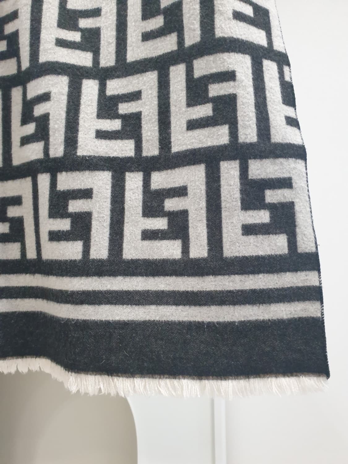 펜디 캐시미어 머플러 겸 숄 상품이미지6