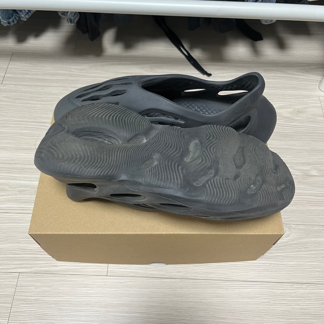 아디다스 이지 폼러너 오닉스 275 상품이미지3