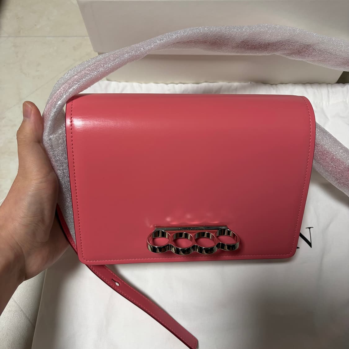 [새상품]알렉산더맥퀸 레더 포링백 코랄 상품이미지2