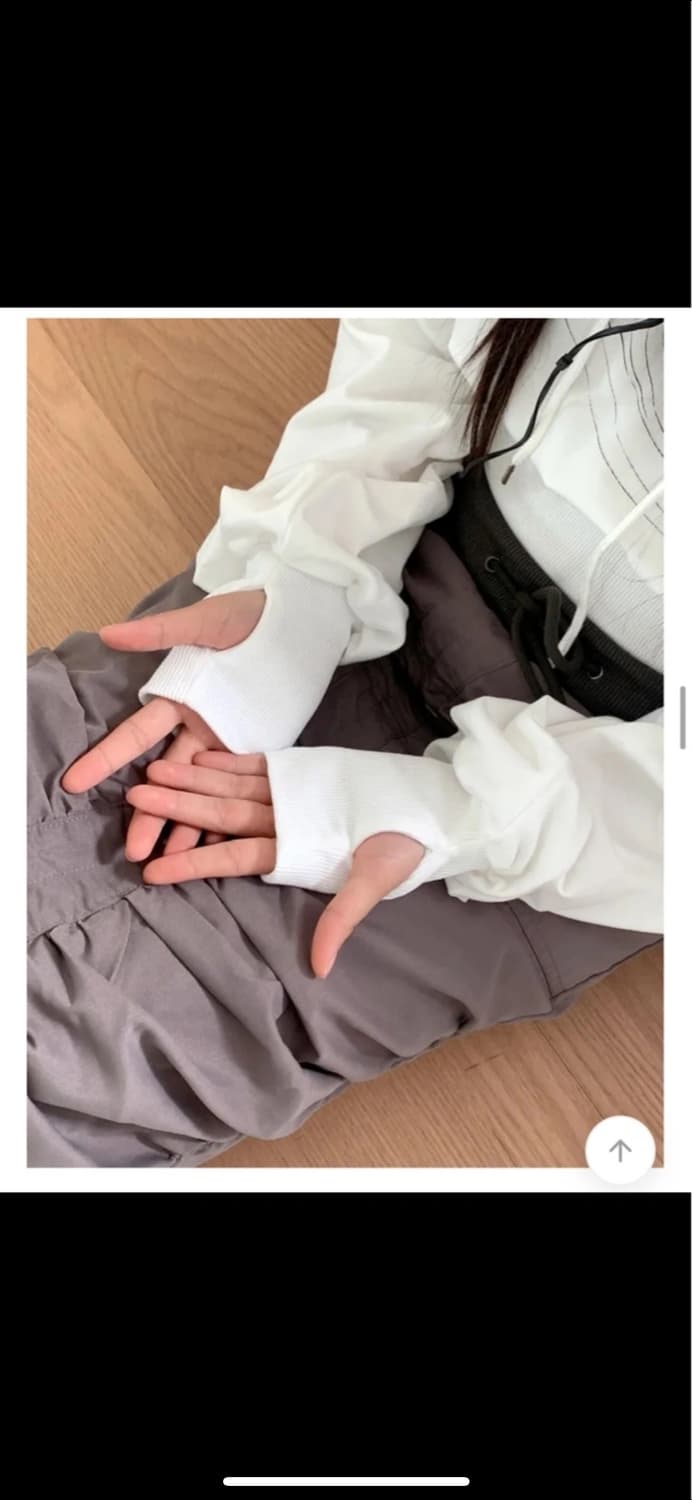 에이블리 원더원더 어깨트임 크롭 긴팔 후드 티셔츠 (실착2회) 상품이미지3