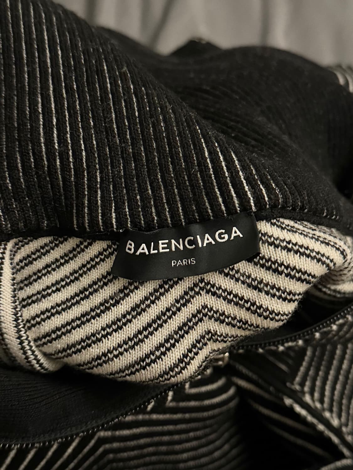 발렌시아가 17fw 옴므 하이넥 상품이미지4