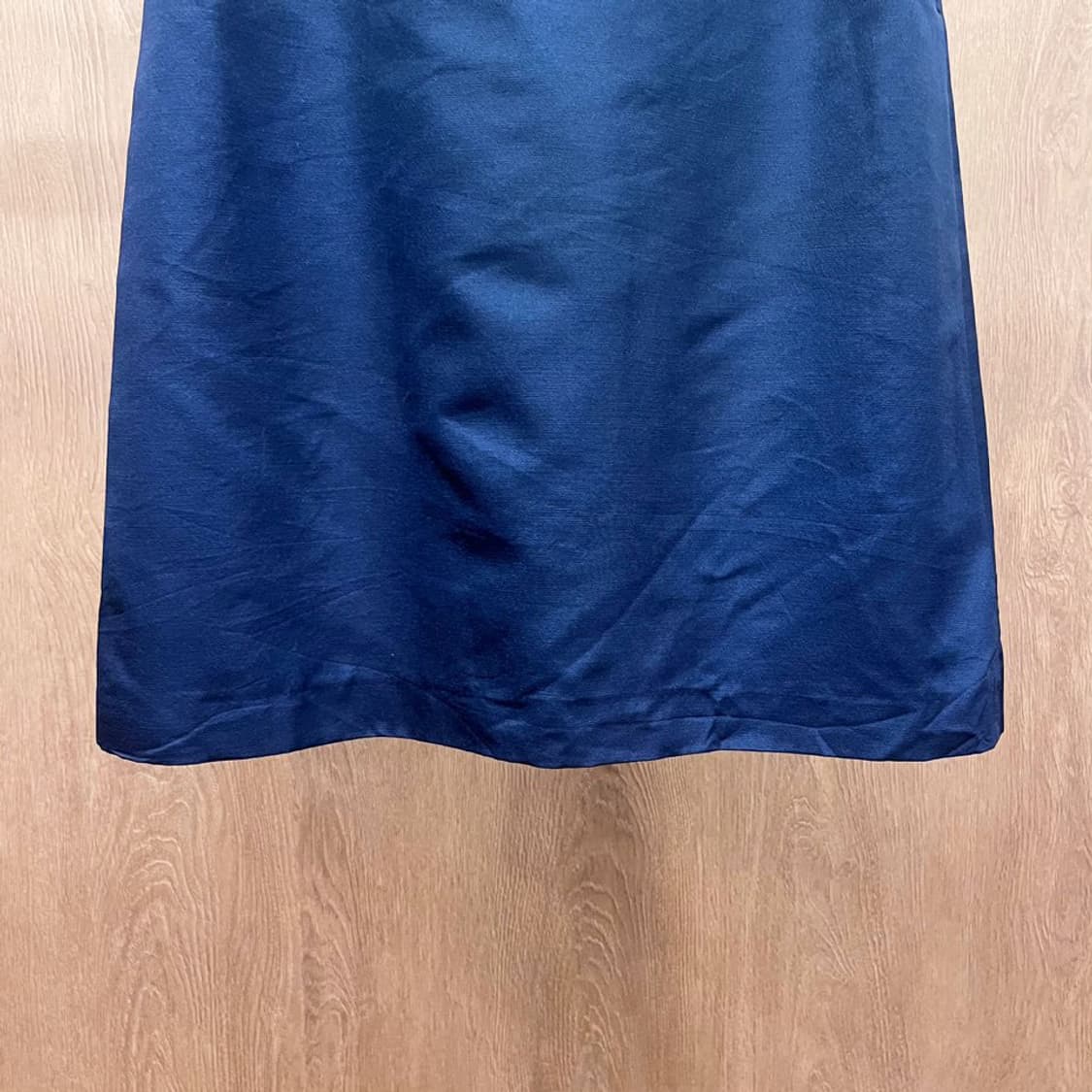 꾸레쥬 미디 스커트 슬릿 포인트 가죽 밴딩 디테일 A라인 네이비 상품이미지5