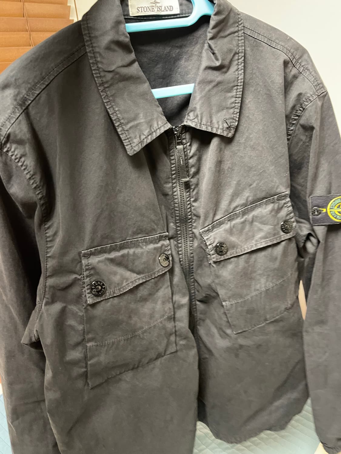 스톤아일랜드 투포켓 와펜 오버셔츠 블랙 상품이미지1