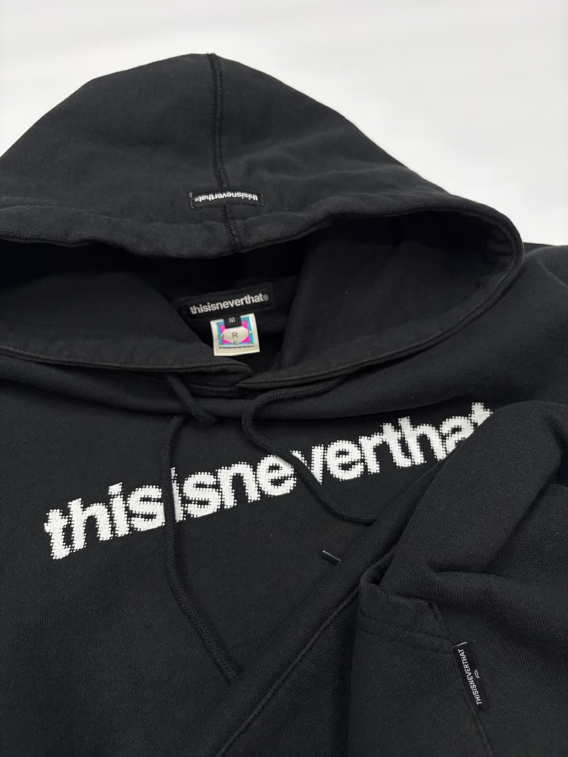 디스이즈네버댓 미들 로고 블랙 후드티  상품이미지4
