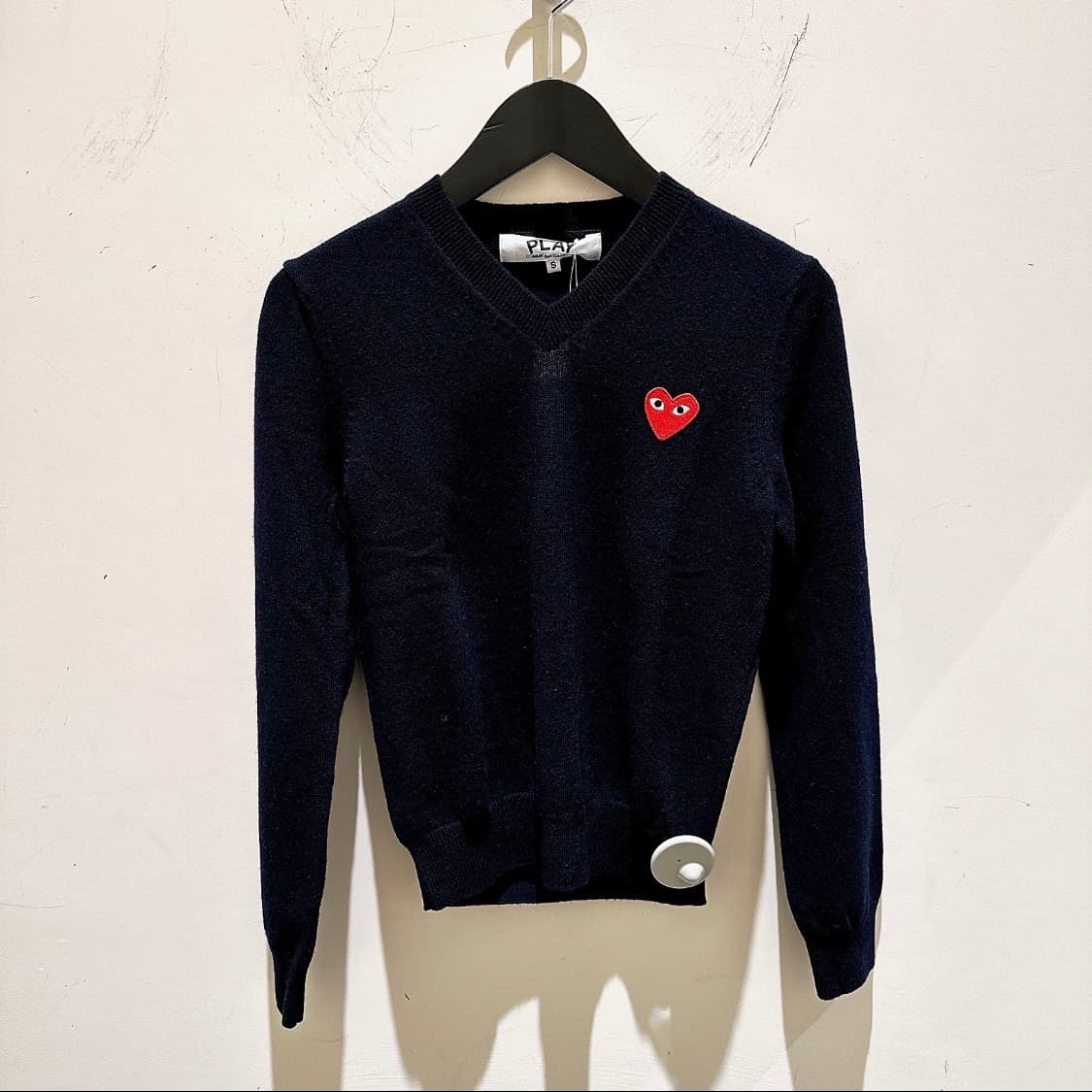 꼼데가르송 플레이 여성 네이비 레드와펜 울 니트 상품이미지1