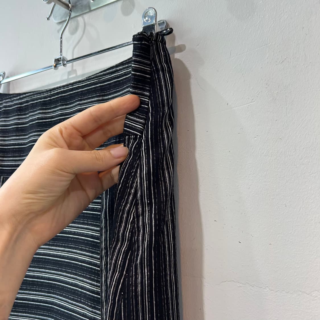 블랙 스트라이프패턴 미디 스커트 상품이미지5