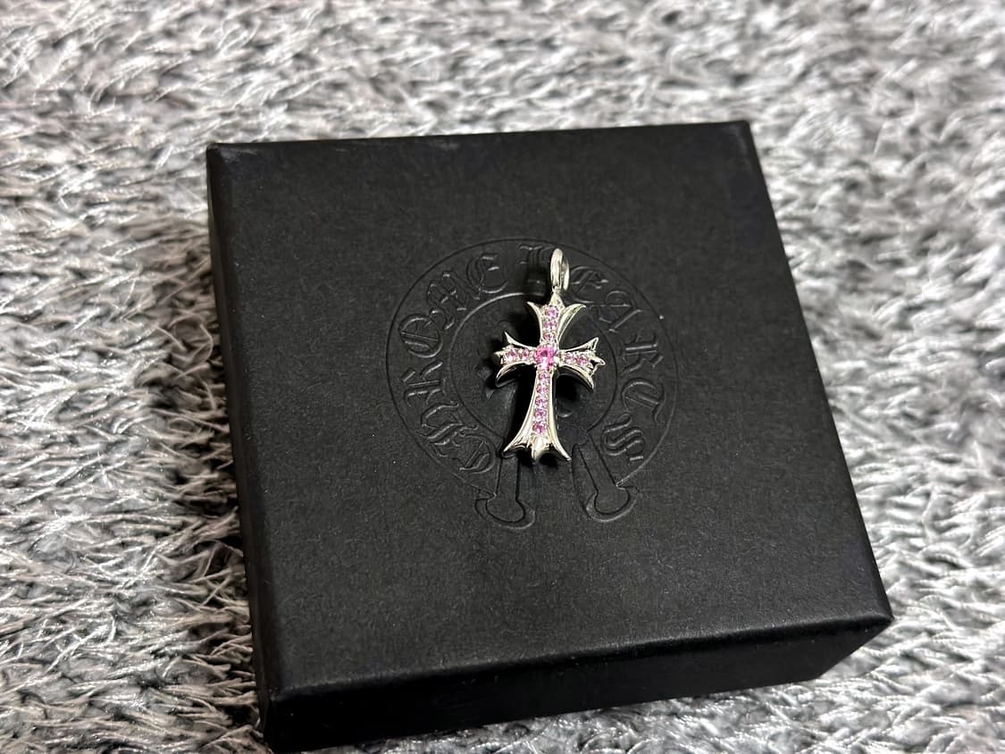 [OS]크롬하츠 18k 타이니펫 크로스 핑크사파이어 상품이미지1