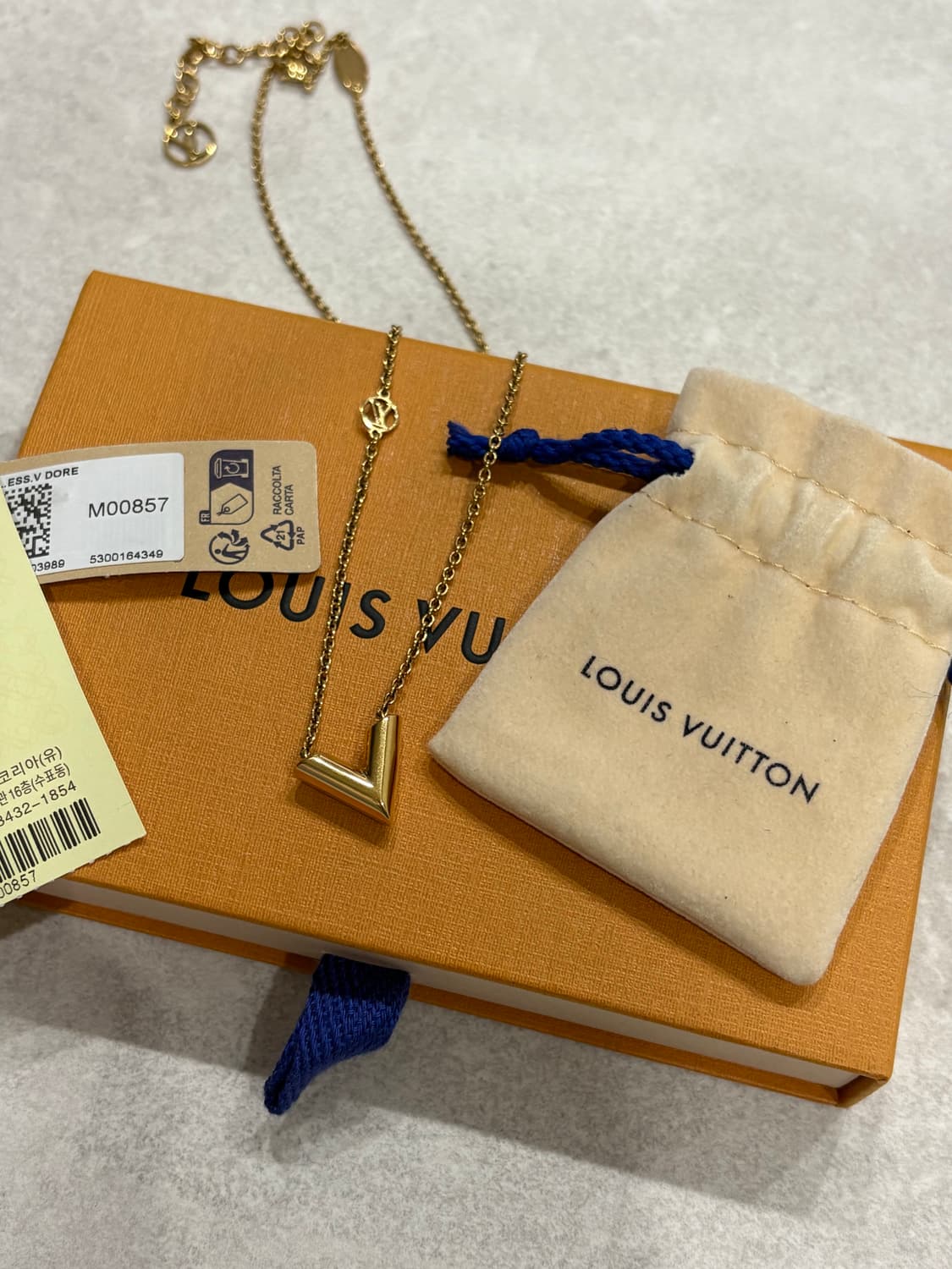 루이비통 에센셜 V목걸이 상품이미지3