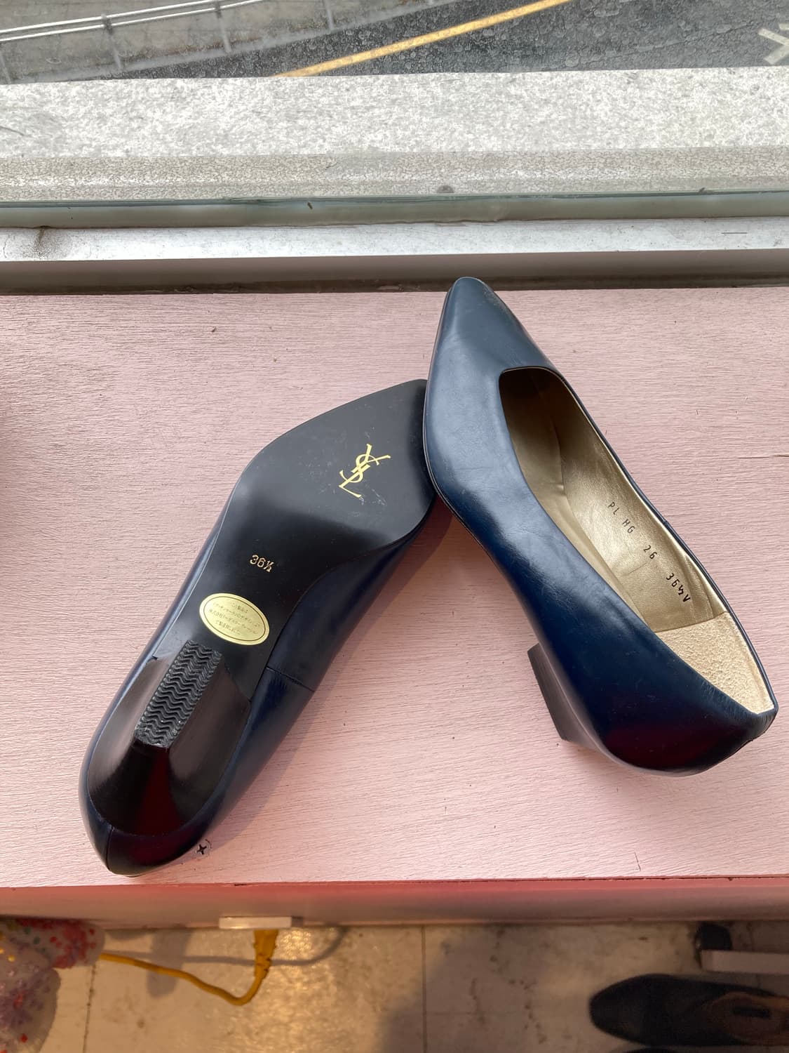 입생로랑 레더 포인티드 미들힐 상품이미지5