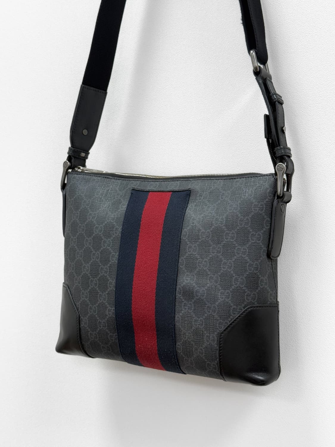 Gucci GG Supreme Crossbody Bag 상품이미지4