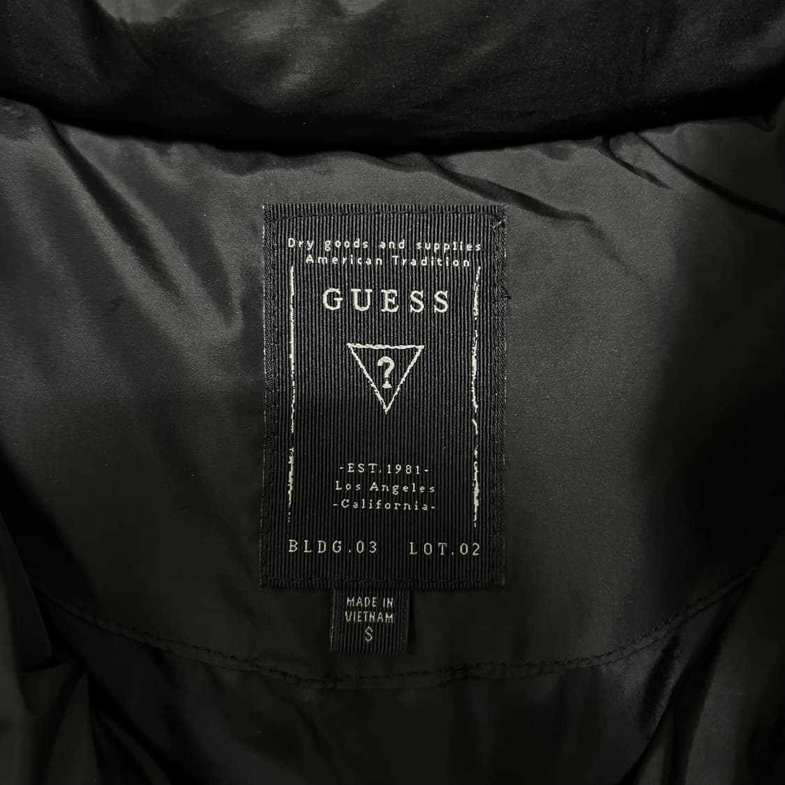 게스 여성 덕다운 와펜 쉐브론 롱패딩 점퍼 [블랙] S/90 상품이미지4