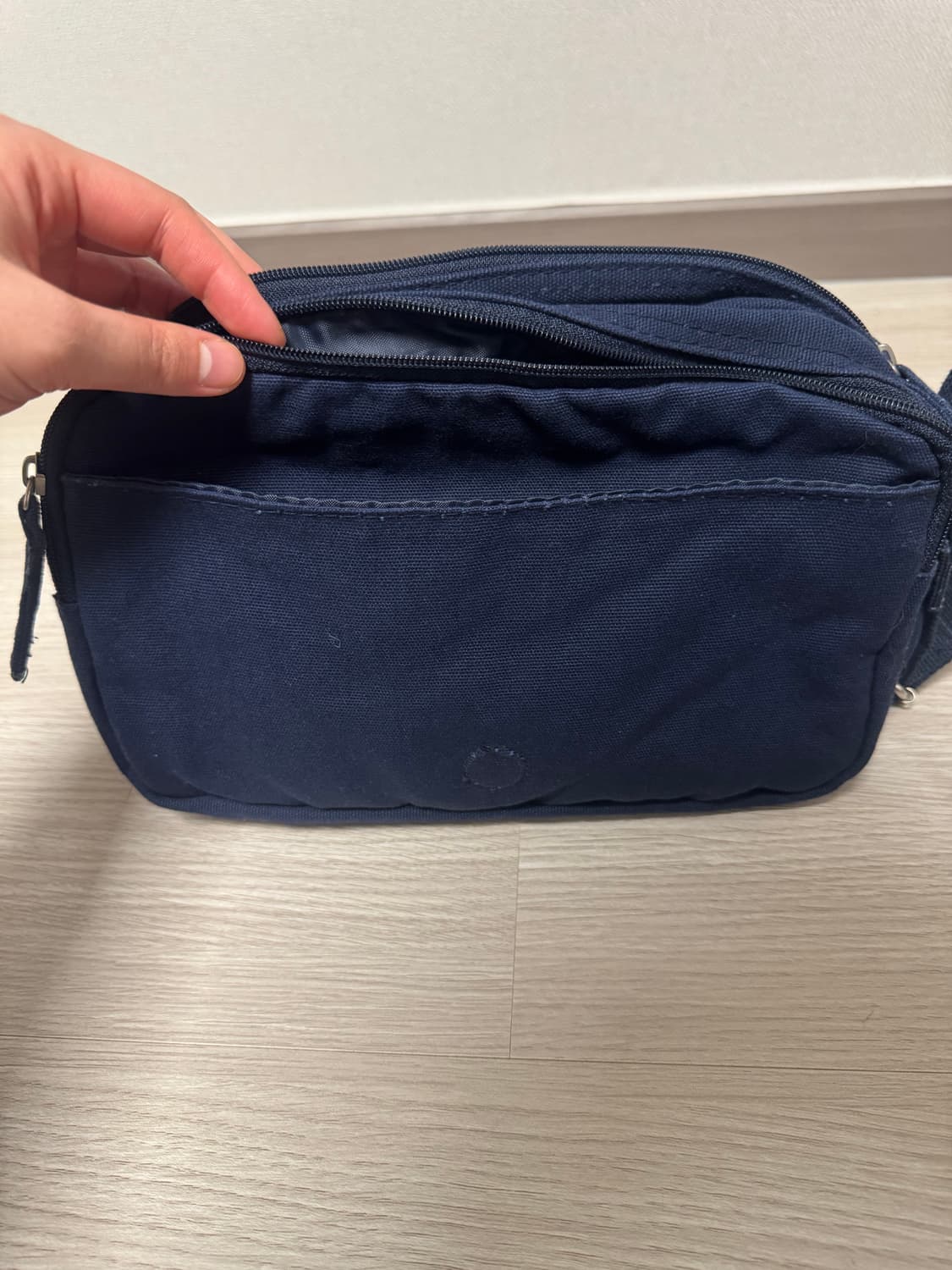 타미 힐피거 올드스쿨 빅 로고 크로스백 판매합니다 상품이미지4