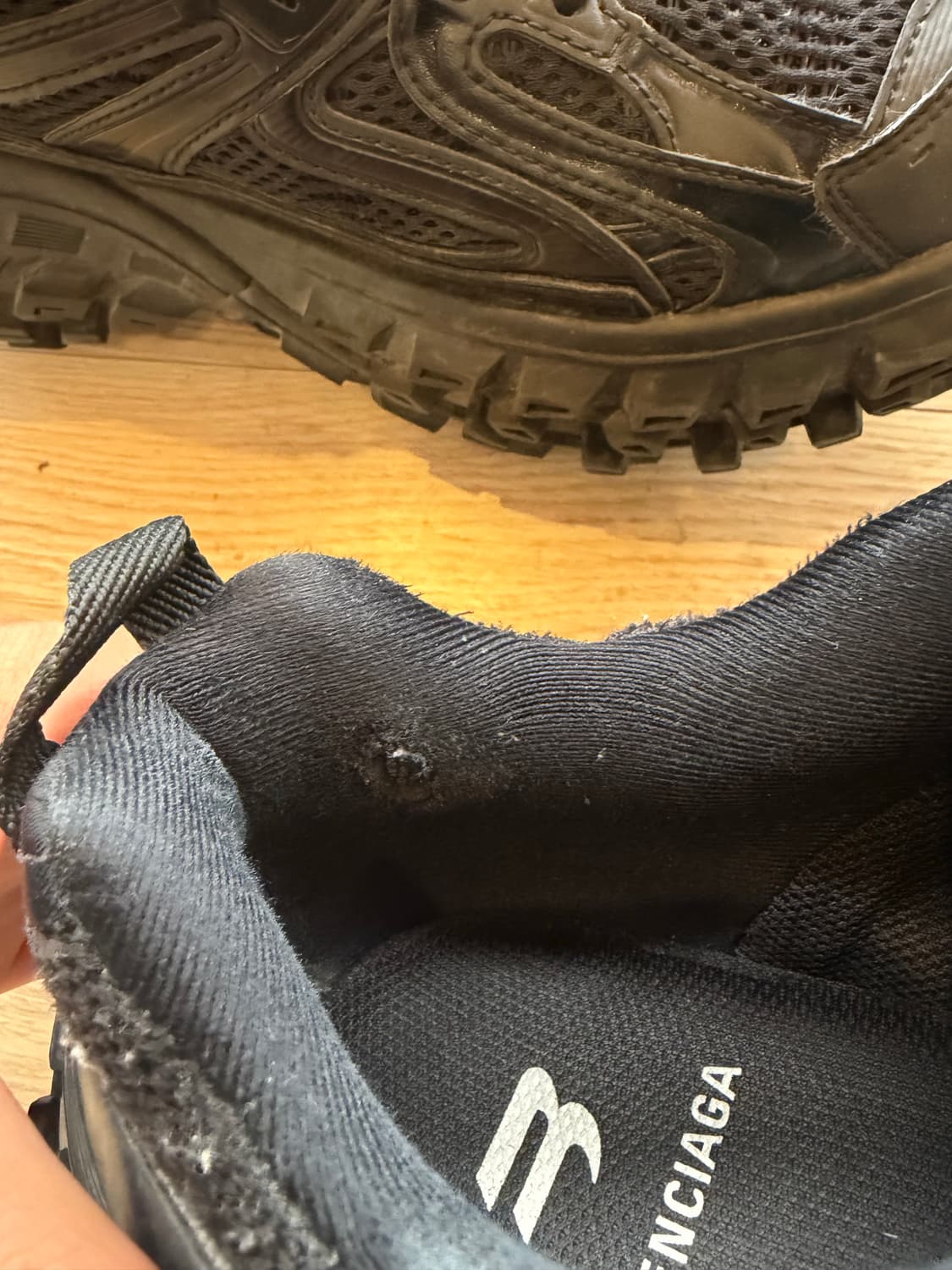 발렌시아가 디펜더 41 상품이미지2