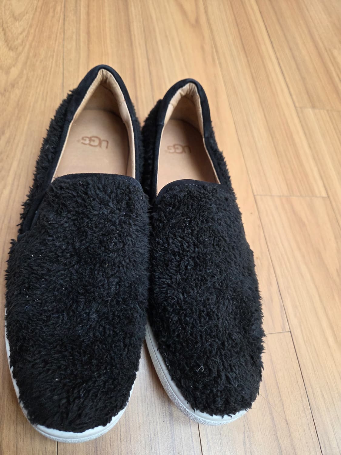 어그 플러피 슬립온 블랙 색상 240mm입니다. 부드러운 양털 안감으로  상품이미지1