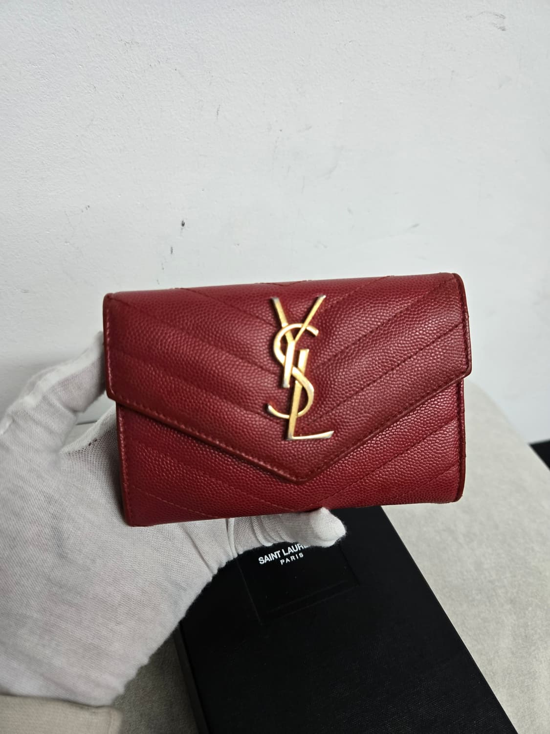 [보증서 정품] 입생로랑 엔벨로프 반지갑 상품이미지1