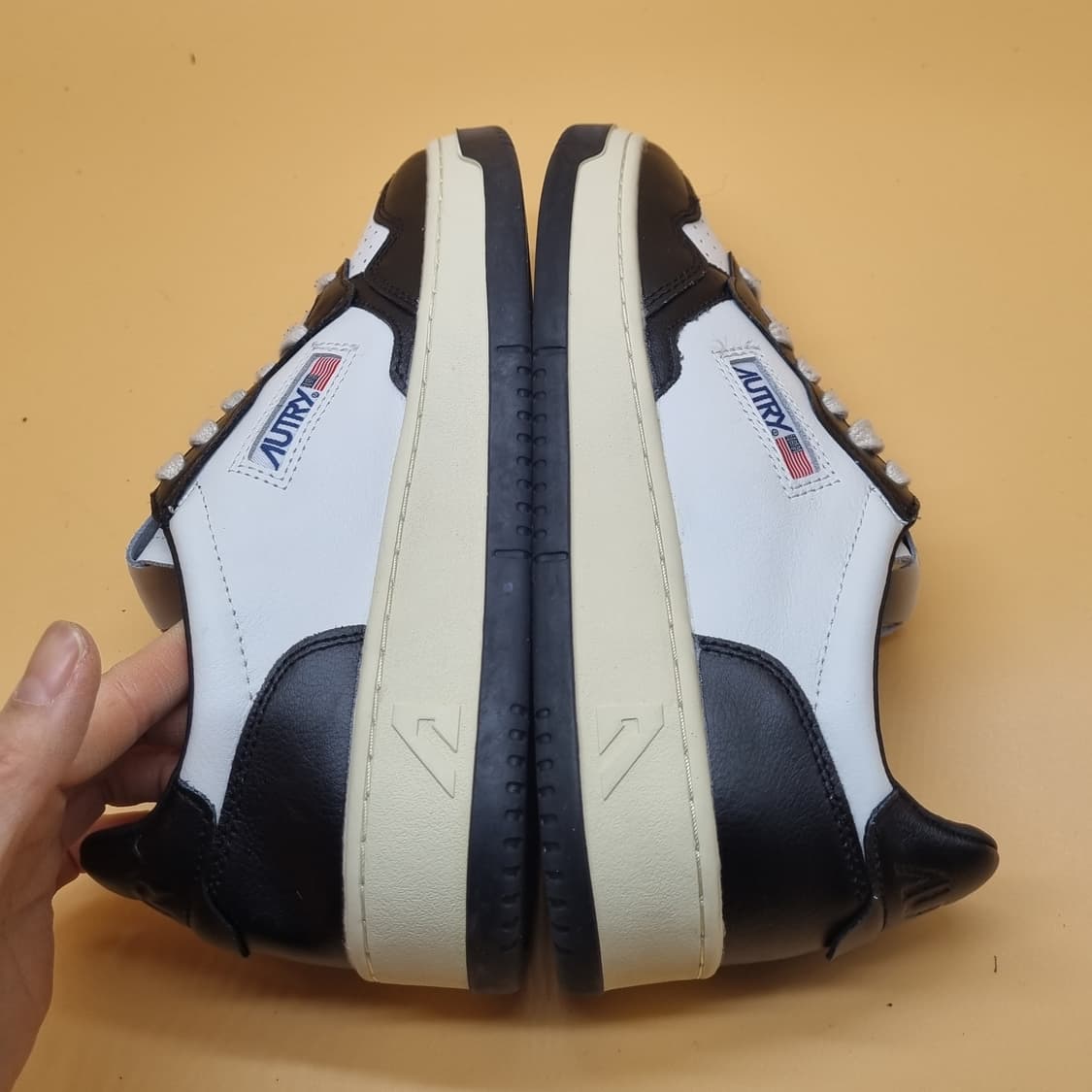 오트리 메달리스트 로우 레더 범고래 운동화250  상품이미지5