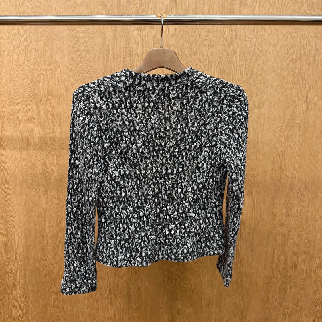 띠어리 럭스 슬림핏 노카라 자켓 트위드 텍스처 원단 디테일 블랙 화이트 상품이미지3