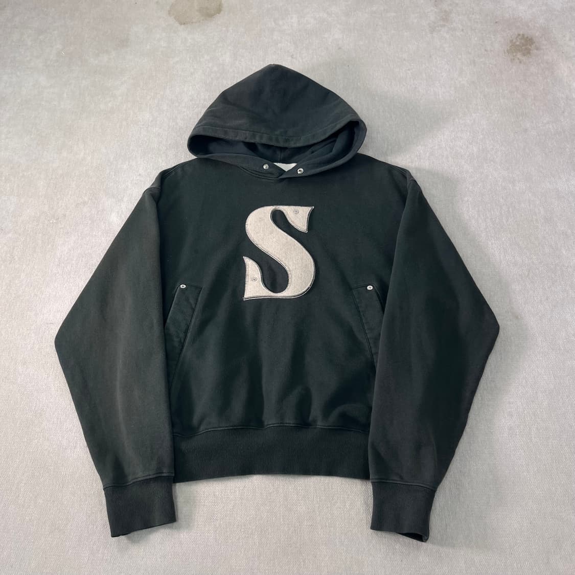 95 세터 아플리케 리벳 카키 후드티 상품이미지1