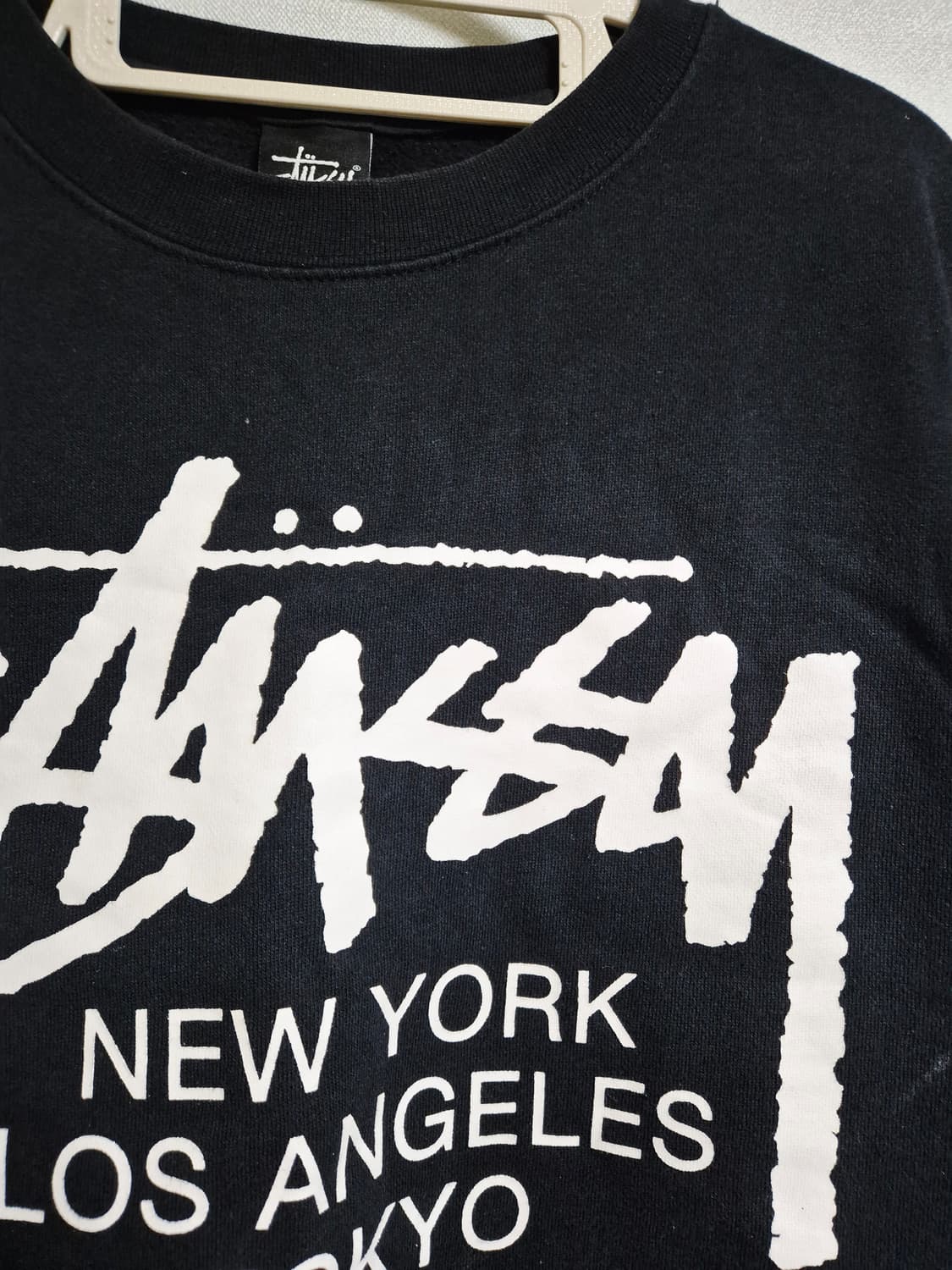 스투시 월드투어 블랙 맨투맨 상품이미지3