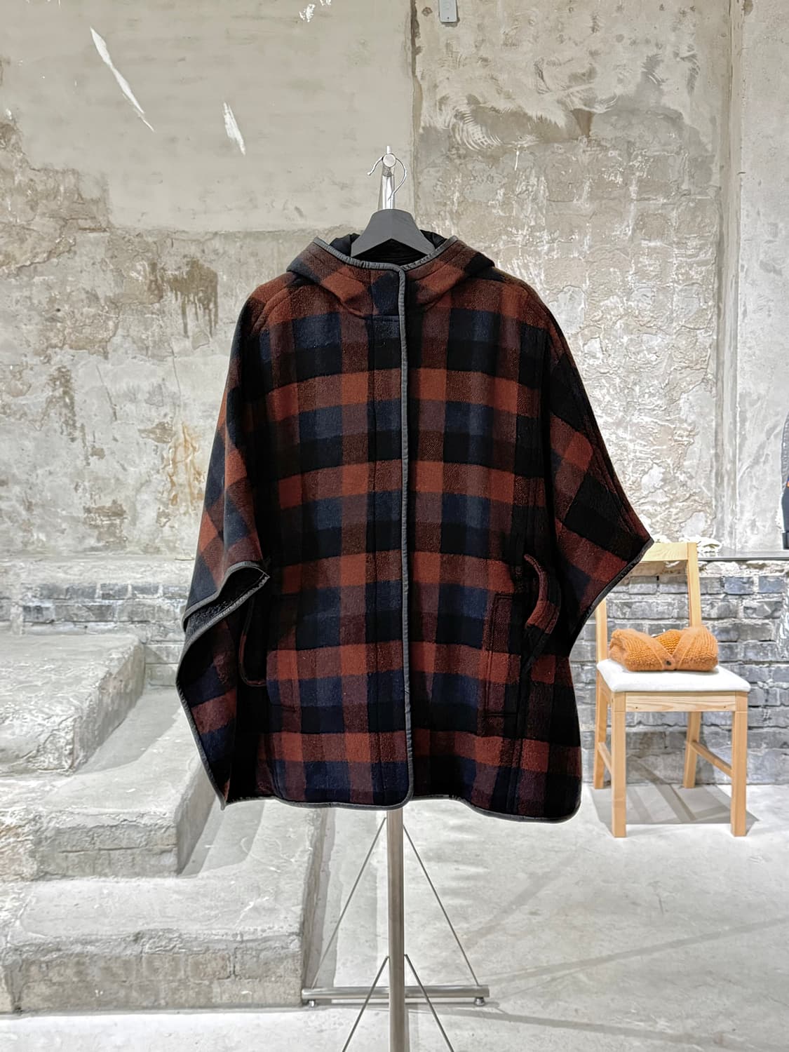 코치 쉽 레더 트리밍 체크 울 후디 케이프 상품이미지1