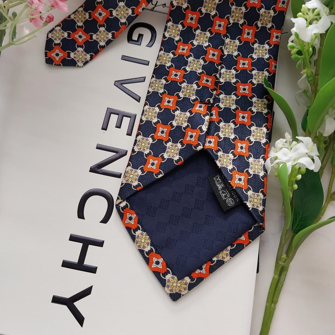 지방시 실크 네이비 기하 패턴 넥타이 9.9cm A+등급 K1628
 상품이미지6