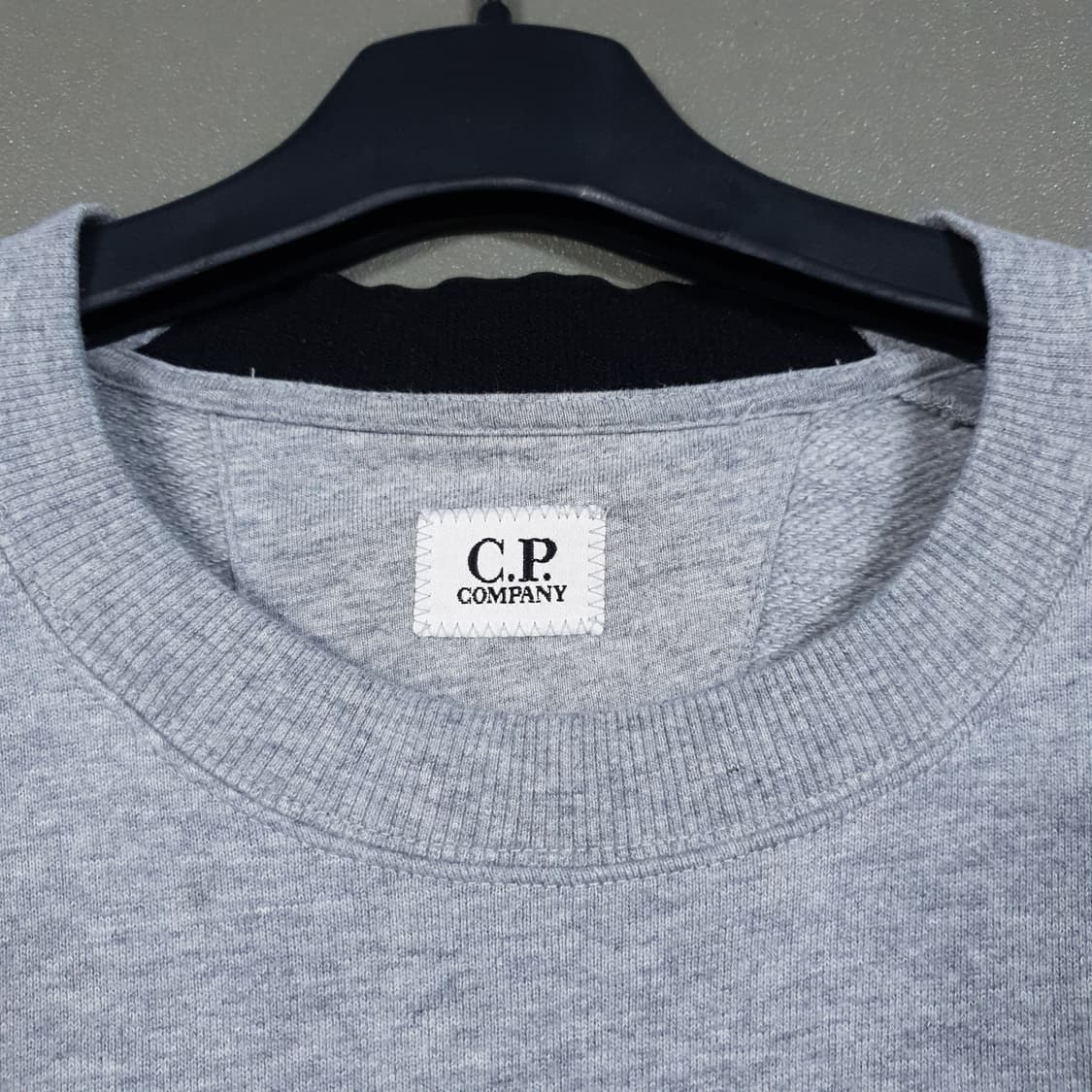 씨피컴퍼니 신형 23FW 다이애그널 레이즈 렌즈 와펜 맨투맨 스웻셔츠 L 상품이미지3