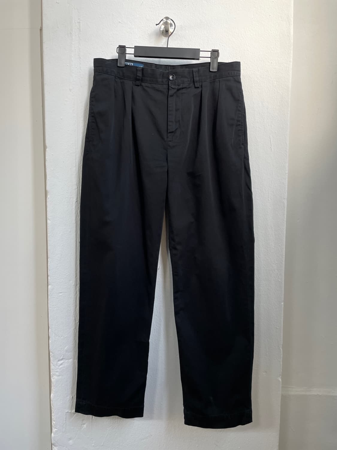 폴로 랄프로렌 블랙 투 턱 치노 팬츠 상품이미지1