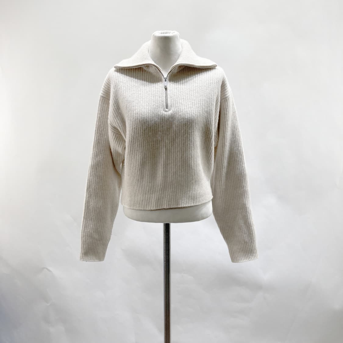 무신사스탠다드 2022 여성크롭반집업니트 S  상품이미지1