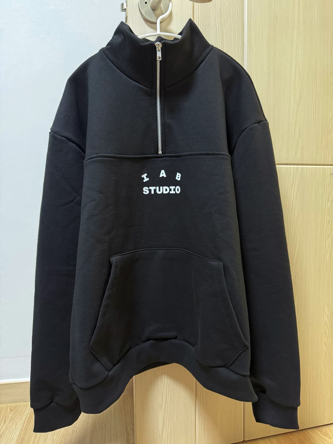 급처)아이앱스튜디오 23ss 하프집업 새상품 상품이미지1