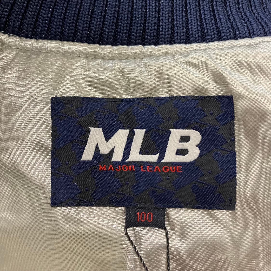 388 00s mlb 시카고 화이트삭스 누빔 사틴 바시티 스타디움 자켓 상품이미지3
