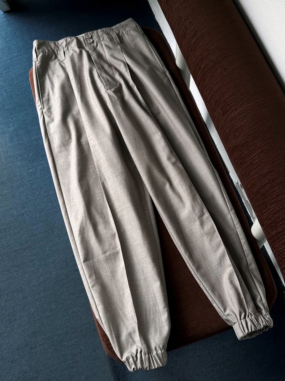 Rayon blend tuck jogger trousers 상품이미지5