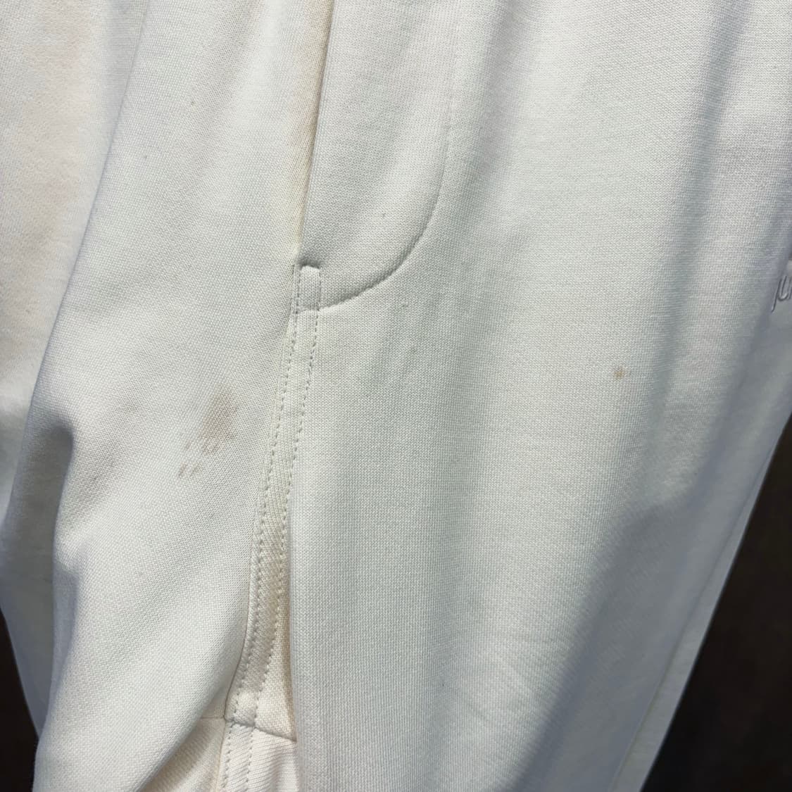 준지 조거 팬츠 톤온톤 로고 자수 허리 밴딩 포켓 탭 디테일 아이보리 상품이미지9